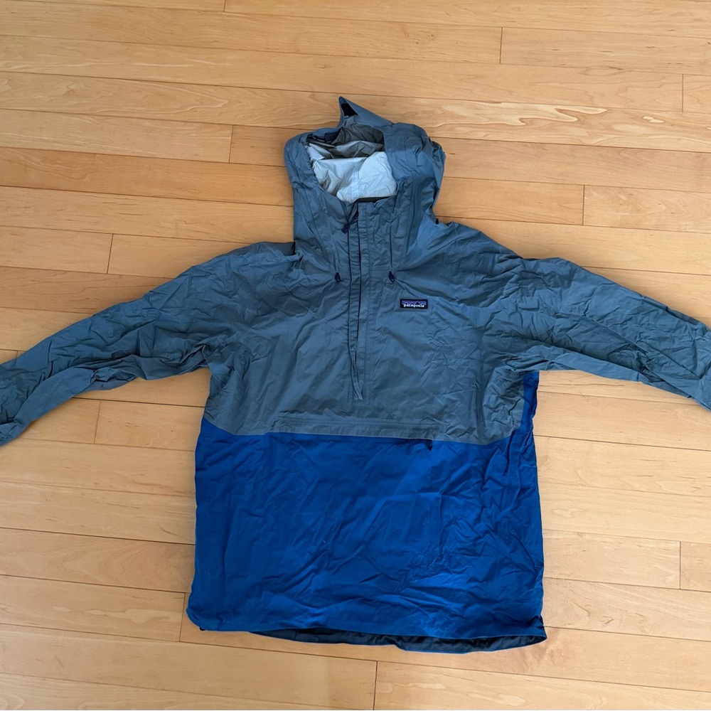 Patagonia Two-Tone Hooded Quarter-Zip Raincoat Jacket in Gray and Blue